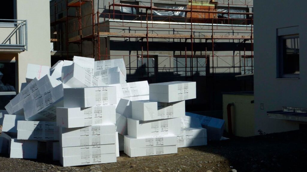 Bloques de EPS situados en medio dentro de una obra en construcción